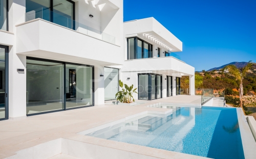 Nouvelle villa moderne avec vue panoramique sur la mer et le golf à Monte Mayor, Benahavís