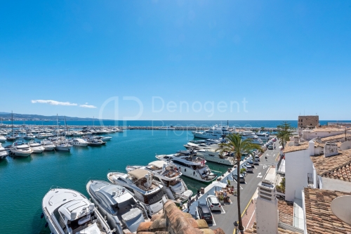 Duplex penthouse de grande classe à Puerto Banús, Marbella