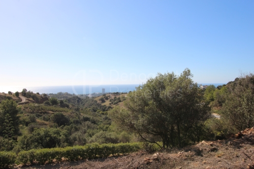 Parcela en el este de Marbella con vistas panorámicas a la venta en Los Altos de los Monteros